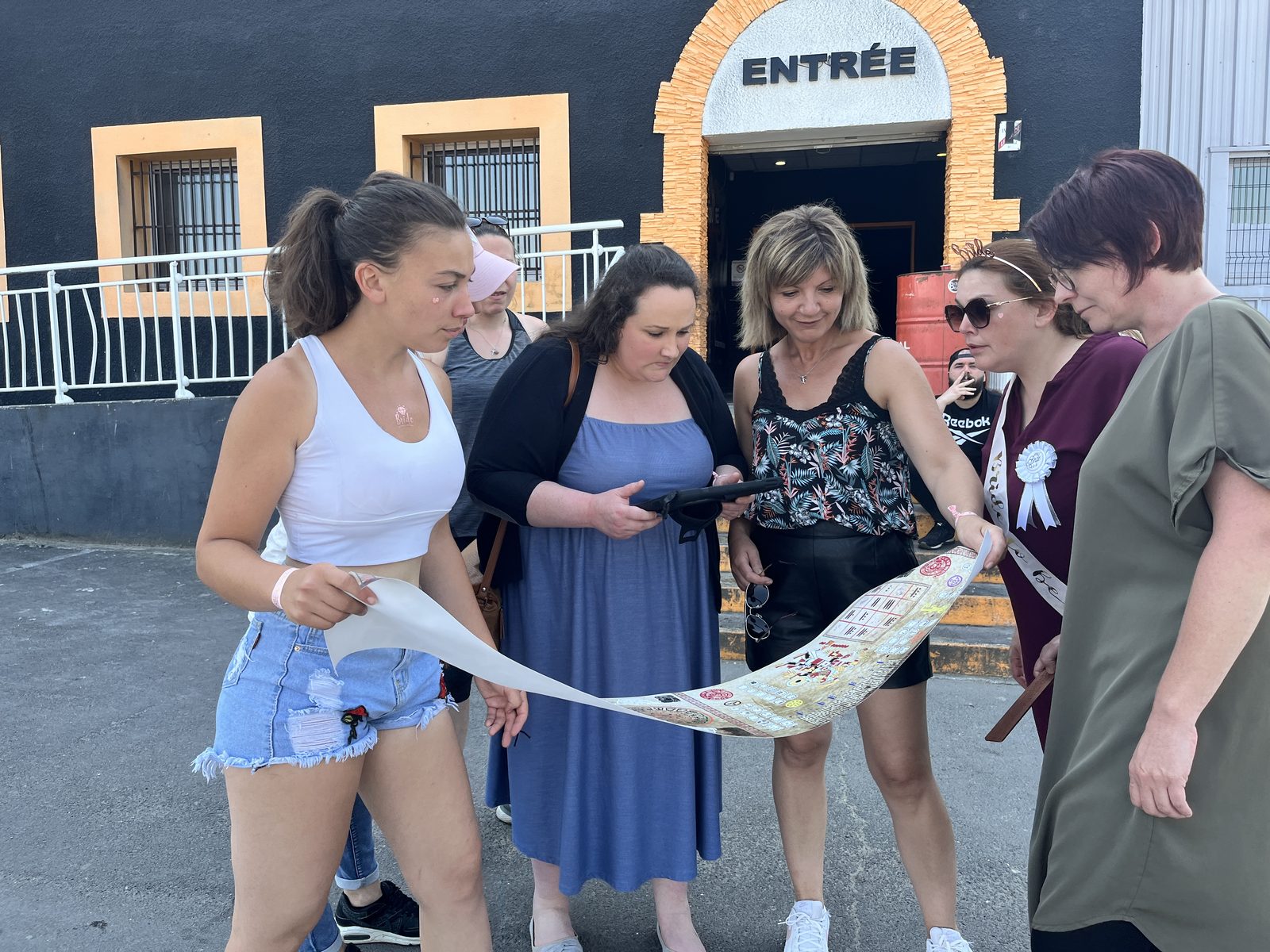 Devant l'entrée de l'aventure chasse au trésor chez Team Square
