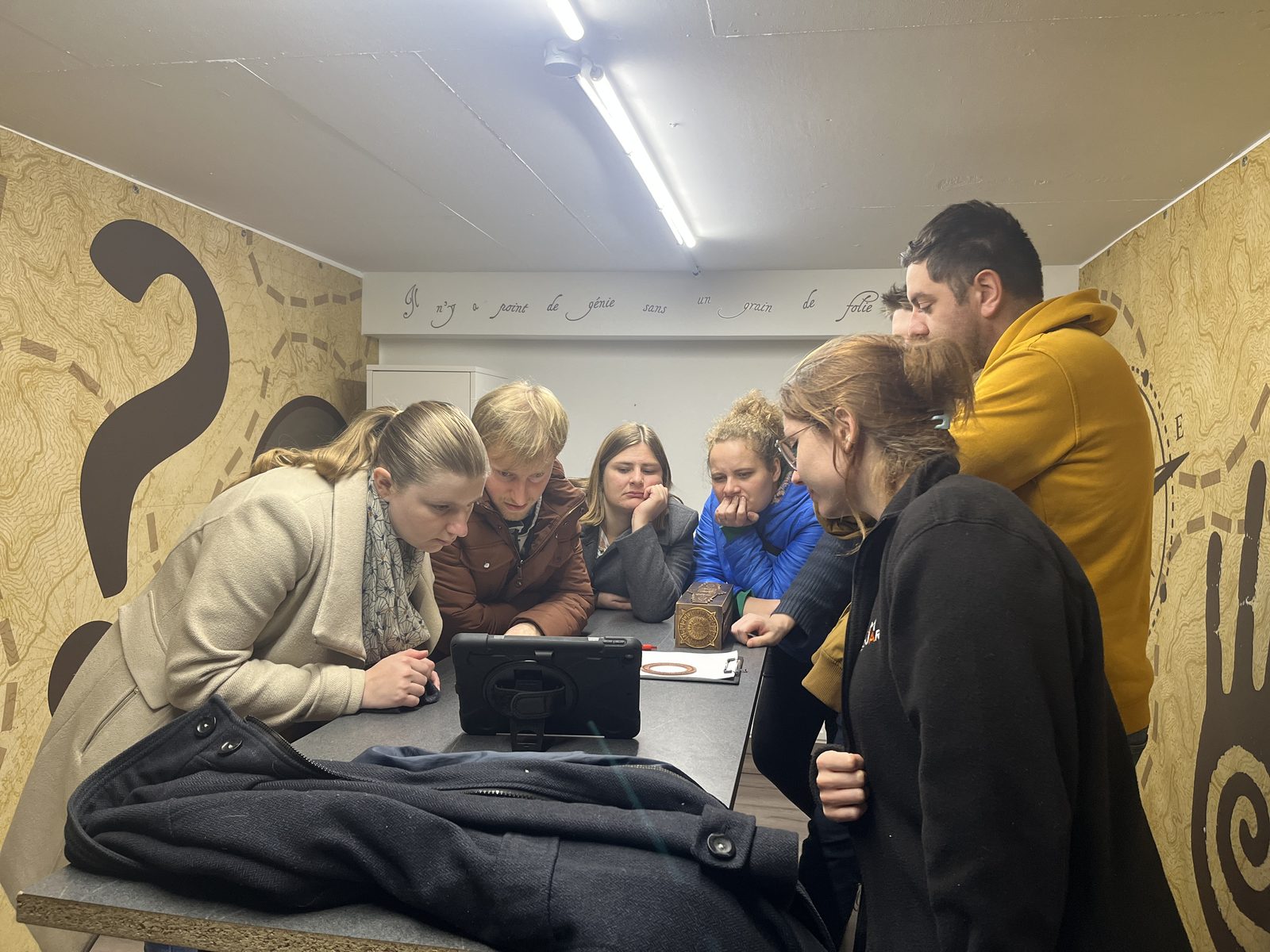 Une équipe résout les énigmes de la chasse au trésor chez Team Square